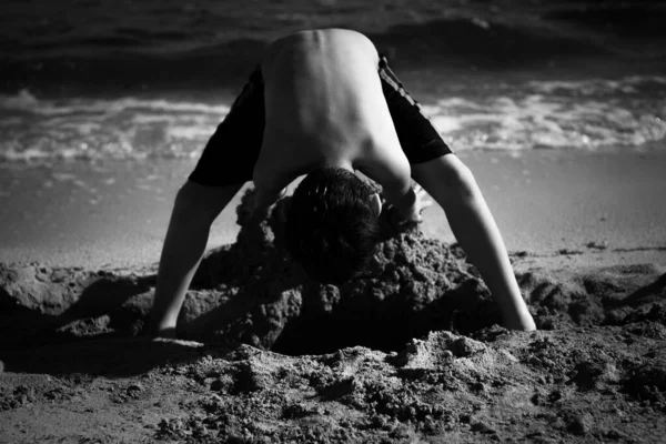 Jong Jongen Graven Het Strand — Stockfoto