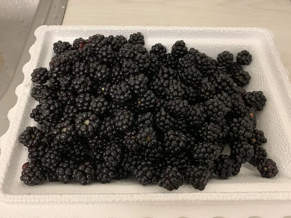 Plate Full Fresh Juicy Blackberries — Foto Stock