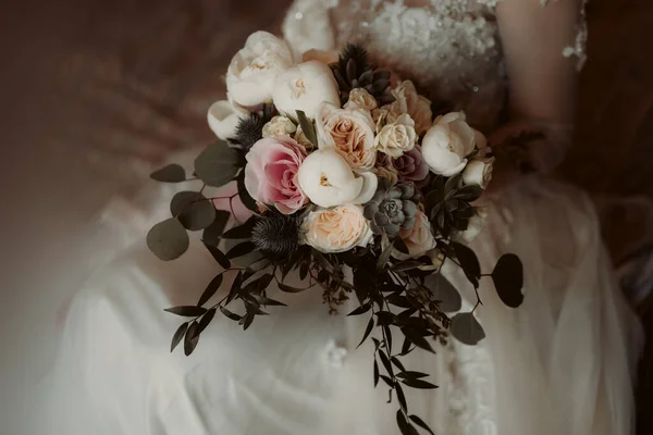 Esküvő Virágok Emberek Menyasszony Gyönyörű Csokor Fehér Ezüst Rózsa — Stock Fotó