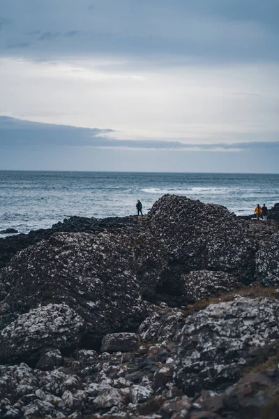 Bir Adam Denizde Sahilde Yürüyor — Stok fotoğraf