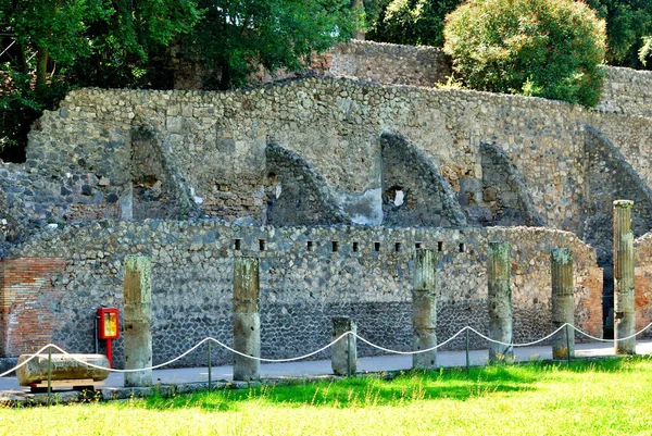 Bir Sürü Taşı Olan Eski Taş Bir Duvar — Stok fotoğraf