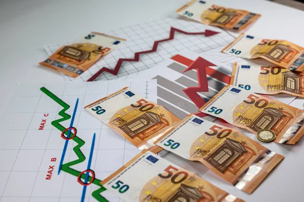 Eurobankovek Mince Statistiky Bílém Pozadí — Stock fotografie