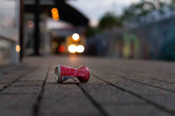 Eine Nahaufnahme Einer Roten Getränkedose Auf Unscharfem Hintergrund — Stockfoto