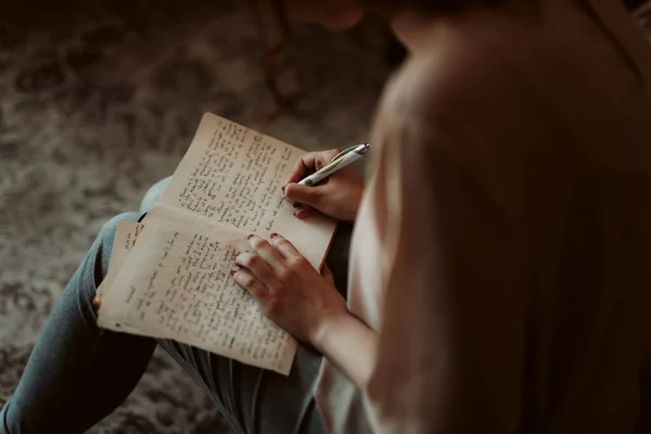 Młoda Kobieta Pisząca Notatki Książce — Zdjęcie stockowe