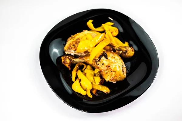 Κοτόπουλο Έτσι Κίτρινες Πιπεριές Μαύρο Πιάτο Λευκό Φόντο — Φωτογραφία Αρχείου