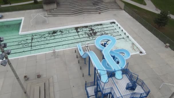 有滑道的游泳池的航拍 — 图库视频影像