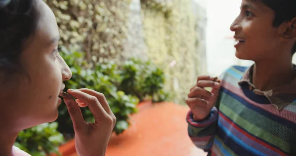 Mother Daughter Eating Ice Cream Garden — стоковое фото