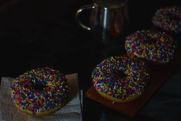 Süße Donuts Mit Streusel Auf Dunklem Hintergrund — Stockfoto