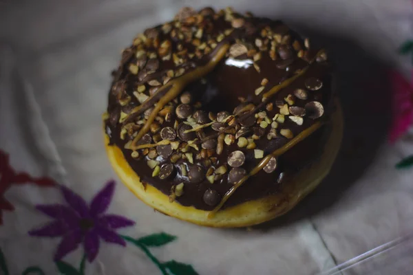 Donut Fundo Escuro Fechar — Fotografia de Stock