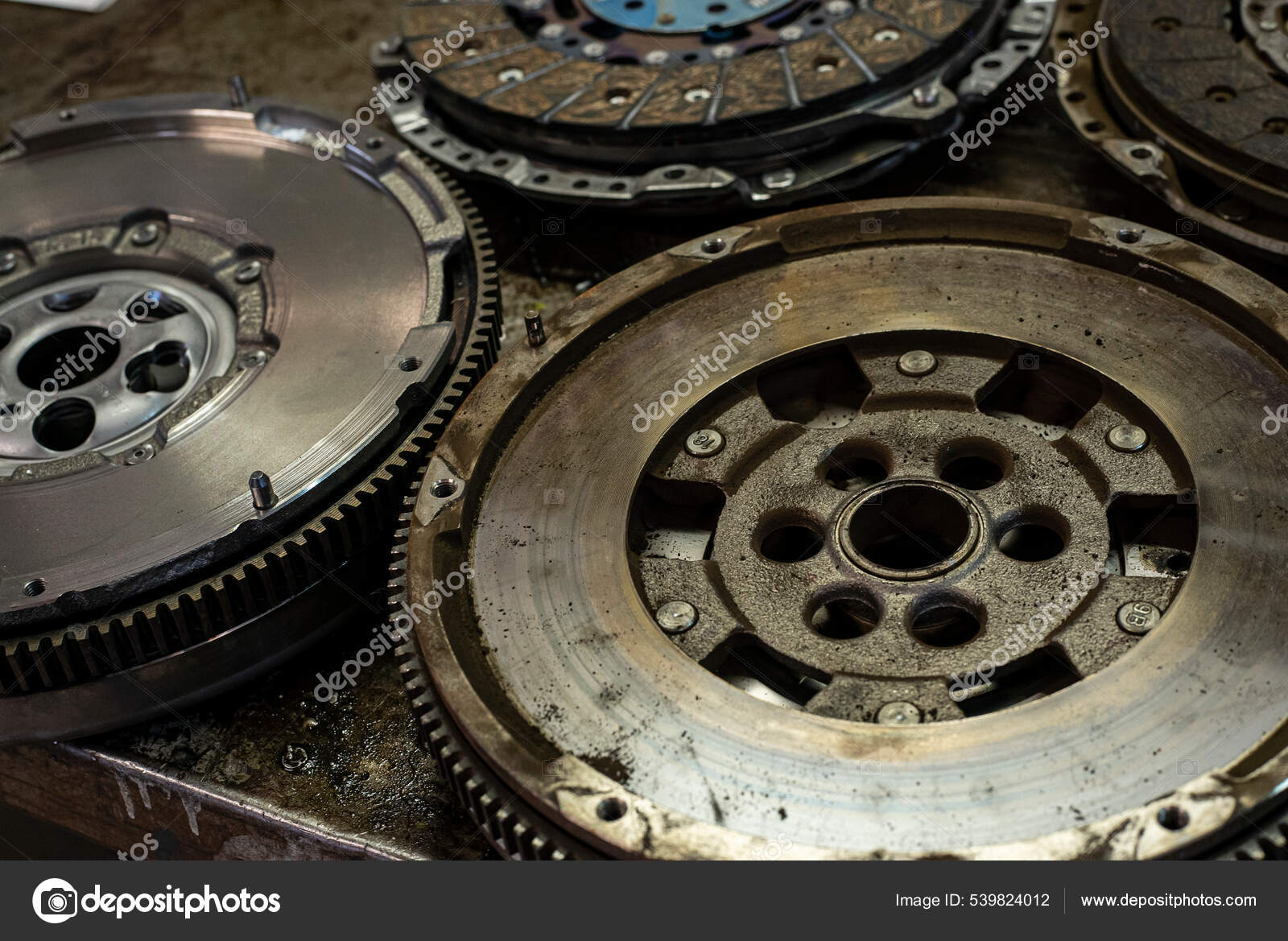 Detalle Del Volante Del Coche Taller Piezas Repuesto Automóviles Viejas: fotografía de stock © Wirestock #539824012 Depositphotos