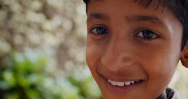 Крупный План Лица Южноазиатского Мальчика Саду — стоковое фото