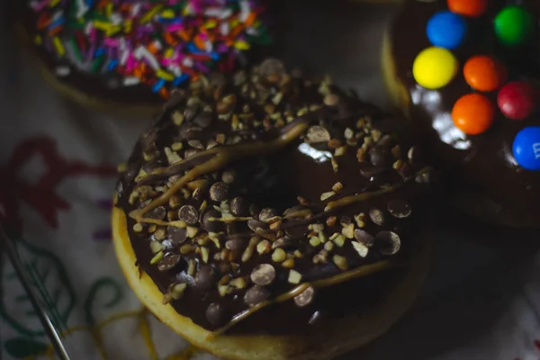 Rosquillas Dulces Con Salpicaduras Sobre Fondo Oscuro — Foto de Stock