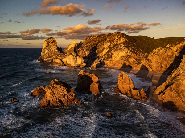 岩の多い海岸で島の美しい景色を — ストック写真
