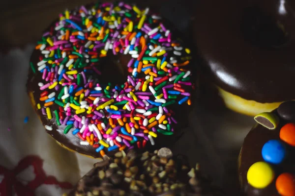 Zoete Donuts Met Hagelslag Donkere Achtergrond — Stockfoto