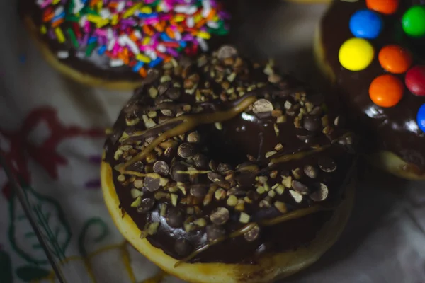 Rosquillas Dulces Con Salpicaduras Sobre Fondo Oscuro — Foto de Stock