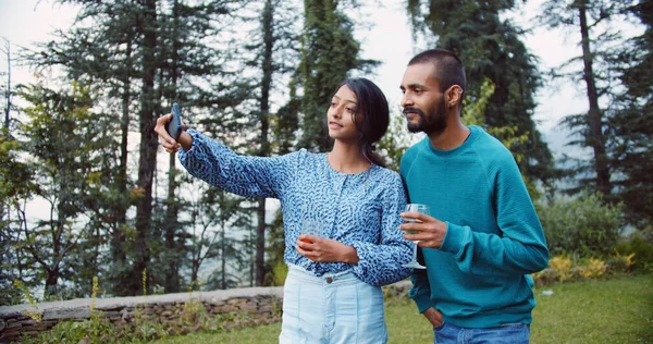 Ett Sydasiatiskt Ungt Par Som Tar Selfie Medan Håller Glas — Stockfoto