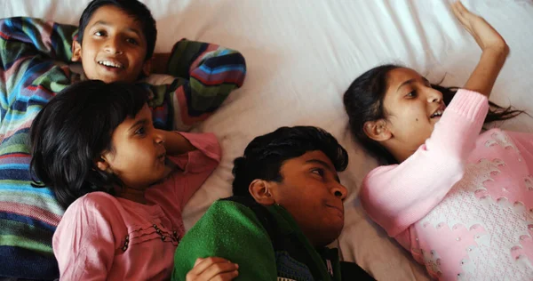 Família Feliz Deitada Cama Sala Estar — Fotografia de Stock