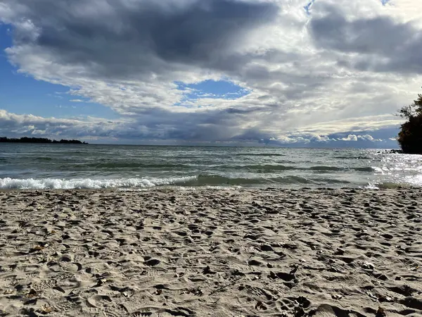 Bulutlu Bir Gökyüzünün Altında Büyüleyici Bir Deniz Manzarası — Stok fotoğraf