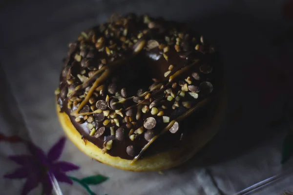 Koyu Arkaplanda Donut Yakın Plan — Stok fotoğraf