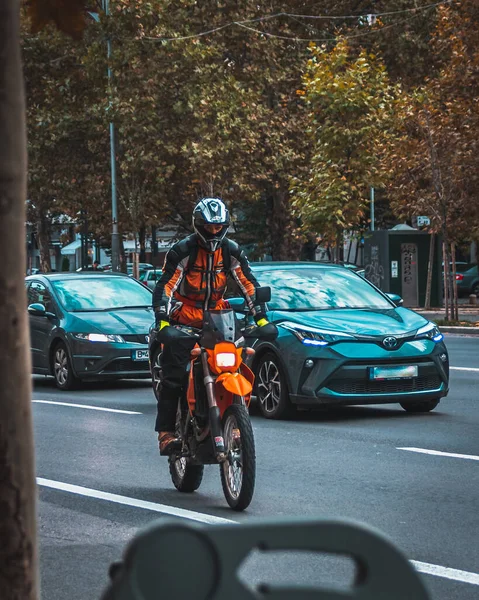 Bucharest Rumania Octubre 2021 Primer Plano Vertical Motociclista Una Bicicleta — Foto de Stock