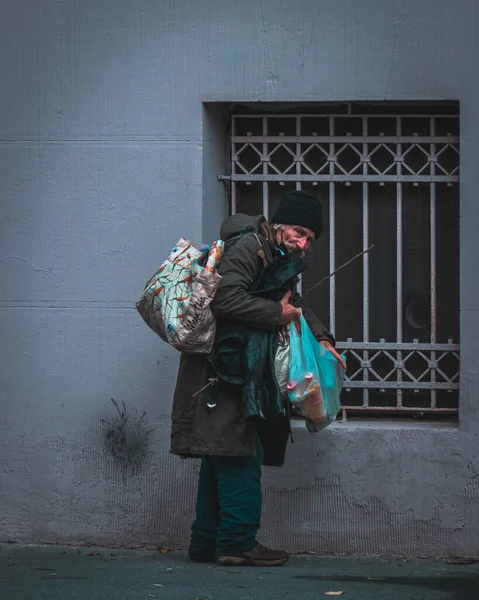 Bucharest ルーマニア 2021年10月18日 ブカレストの路上でホームレスの老人の閉鎖 — ストック写真