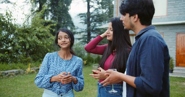Bahçedeki Bir Partide Içip Sohbet Eden Genç Hintli Arkadaşların Sığ — Stok fotoğraf
