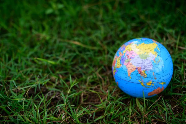 世界环境日 爱世界 手牵着一个全球 — 图库照片