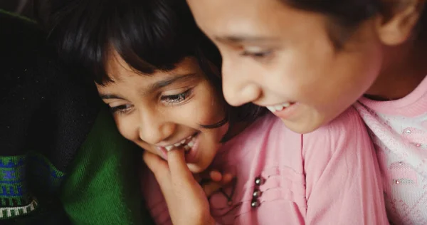 Zbliżenie Uśmiechnięte Twarze Dwójki Dzieci Azji Południowej — Zdjęcie stockowe