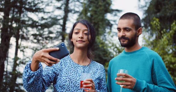 Młoda Para Azji Południowej Robi Sobie Selfie Trzymając Szklanki Drinków — Zdjęcie stockowe