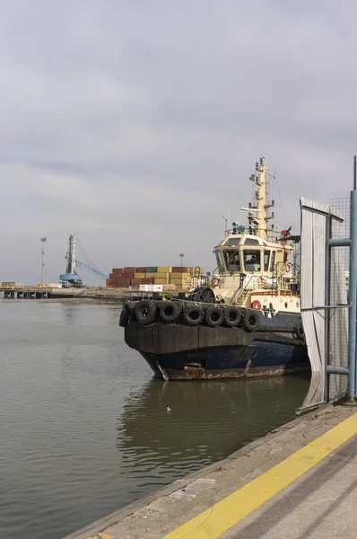 Fishing Boat Moored Pier Harbor Many Industrial Containers Background — Stock Photo, Image