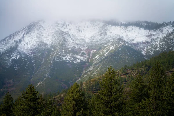 Ein Hoher Schneebedeckter Berg Der Landschaft Mit Dichtem Nebel Der — Stockfoto