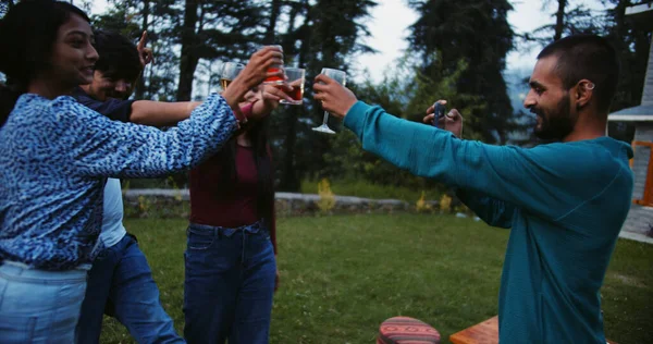 Eine Gruppe Junger Indischer Freunde Trinkt Und Tanzt Während Einer — Stockfoto