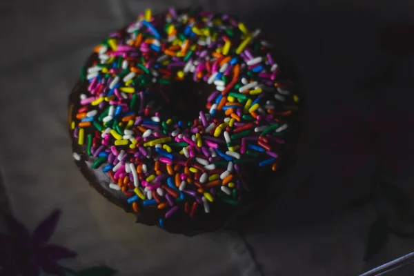 Donut Auf Dunklem Hintergrund Aus Nächster Nähe — Stockfoto