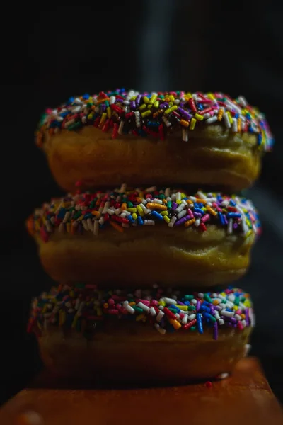 Donuts Doces Com Polvilhas Fundo Escuro — Fotografia de Stock