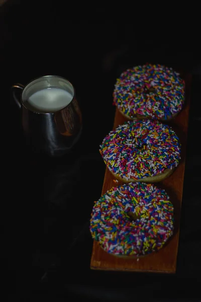 Сладкие Пончики Брызгами Темном Фоне — стоковое фото