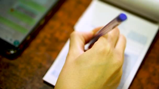 Close Van Een Handschrift Van Een Vrouw Een Notitieboekje Met — Stockvideo