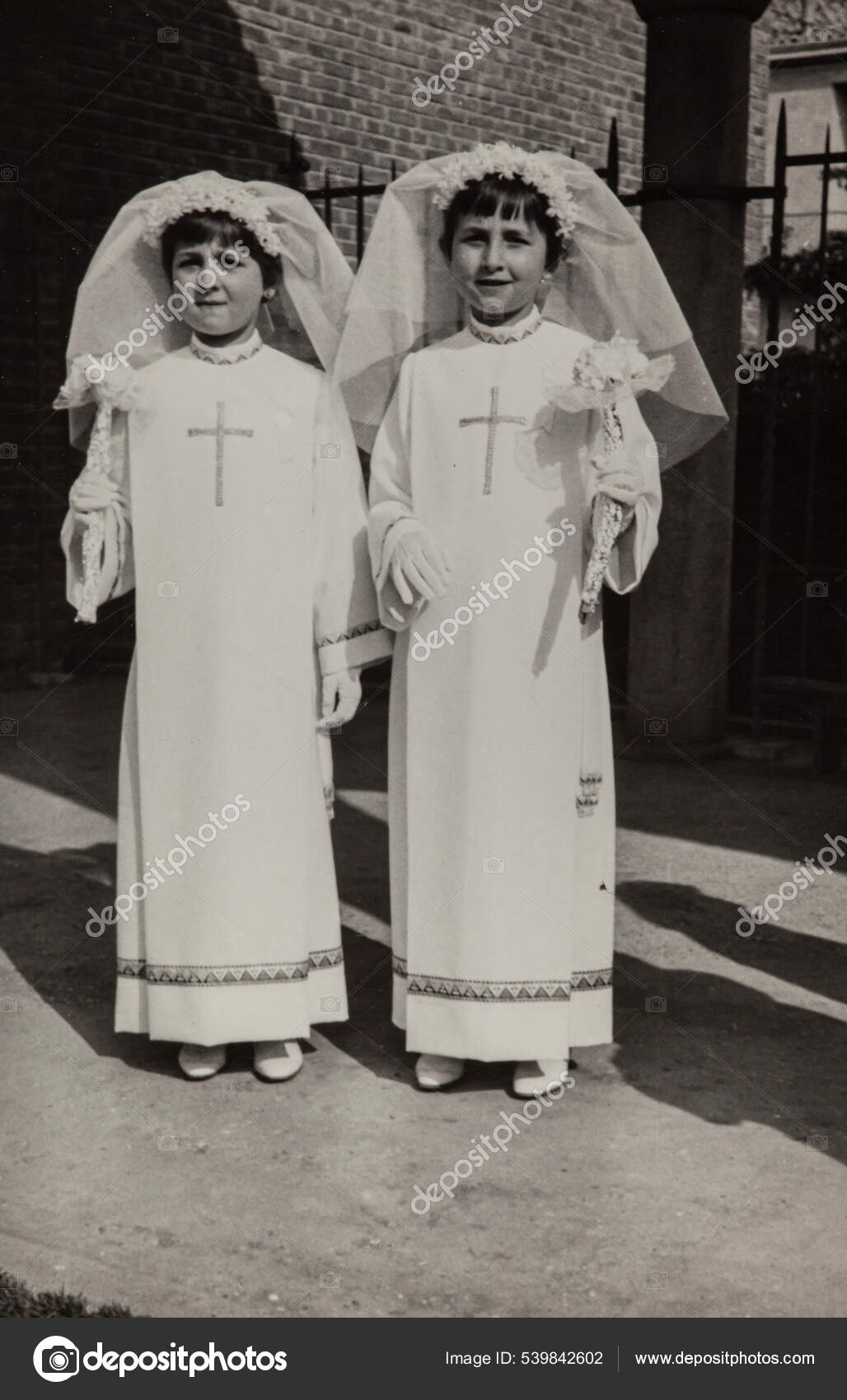 Del Ghebbo Italien 1964 Piger Kristent Religiøst Tøj – Redaktionelle Wirestock #539842602