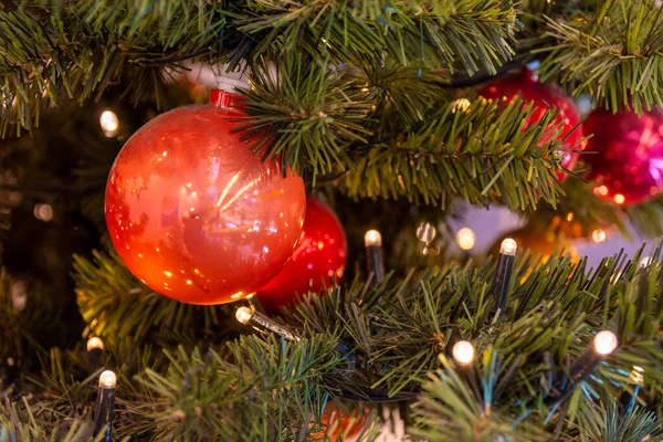 Χριστουγεννιάτικο Δέντρο Κόκκινες Μπάλες — Φωτογραφία Αρχείου