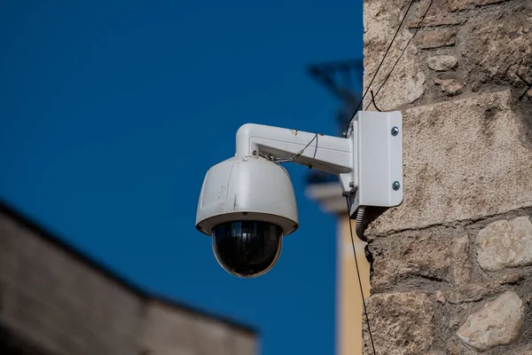 建物の外に設置された活動のビデオ監視カメラ — ストック写真