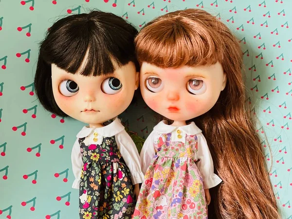 Duas Meninas Bonitos Com Coração Vermelho Branco — Fotografia de Stock