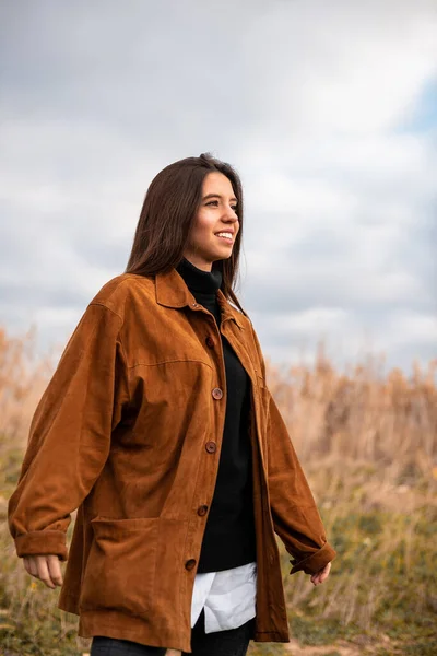 Jonge Mooie Vrouw Het Veld — Stockfoto