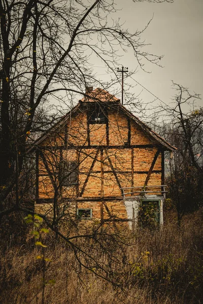 公園内の古い木造の家 — ストック写真
