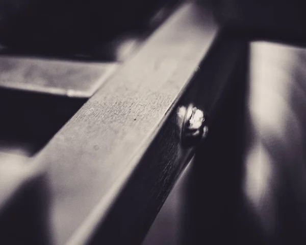木製の椅子の白黒写真です — ストック写真