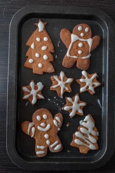 Kerstkoekjes Een Zwarte Achtergrond — Stockfoto