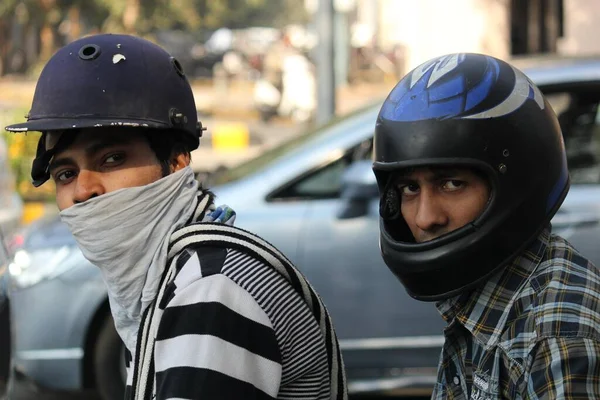 Dwóch Młodych Mężczyzn Masce Ochronnej Samochodzie — Zdjęcie stockowe