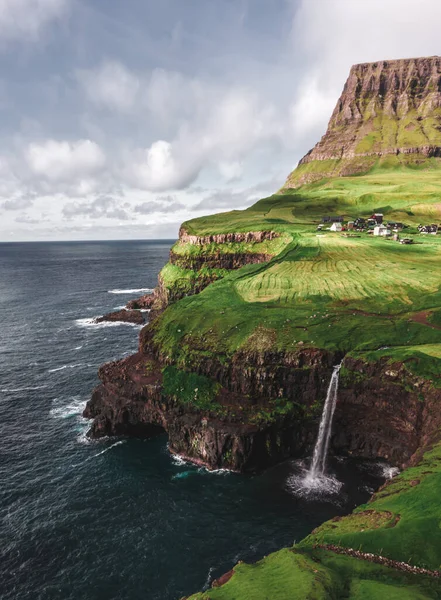 Prachtig Uitzicht Het Ijslandse Landschap Met Groen Gras Een Bewolkte — Stockfoto