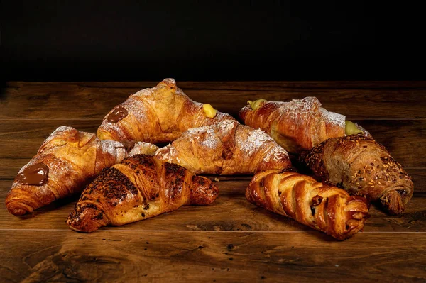 Édes Croissant Vegyes Krémmel Egy Felületen — Stock Fotó