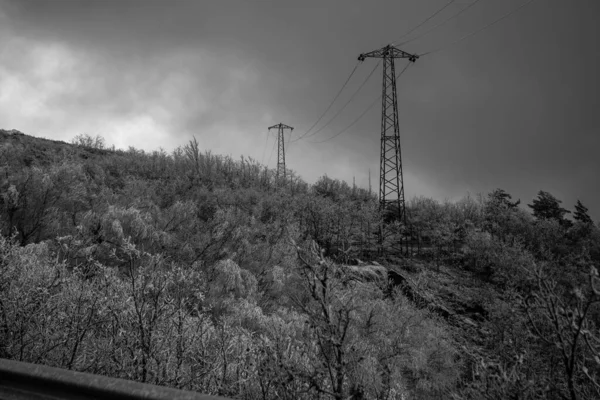 山の風景の白黒写真です — ストック写真