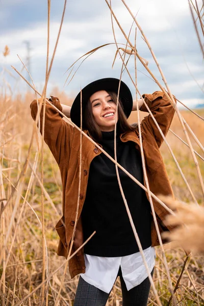 Jonge Mooie Vrouw Het Veld — Stockfoto