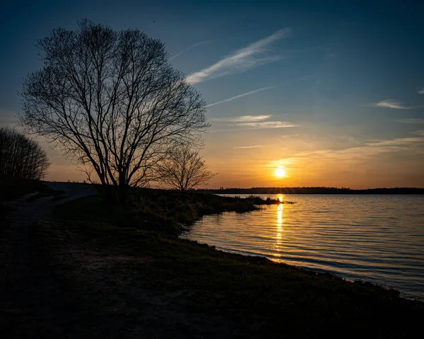 Vacker Solnedgång Över Sjön — Stockfoto